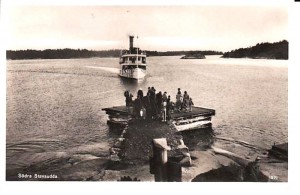 Vykort, förmodligen från 40-talet. Vänthuset (skorstenen syns) byggdes 1939 och S/S Kanholmen skrotades 1951